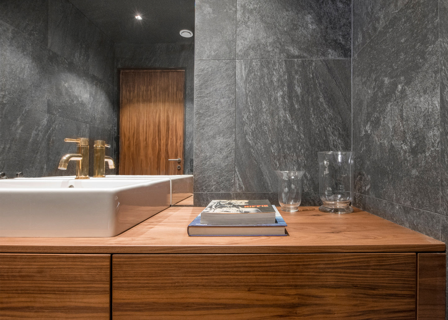 Badrumsinspiration där vägg är klädd i stenliknande klinker ifrån Bricmate Quartzit Black