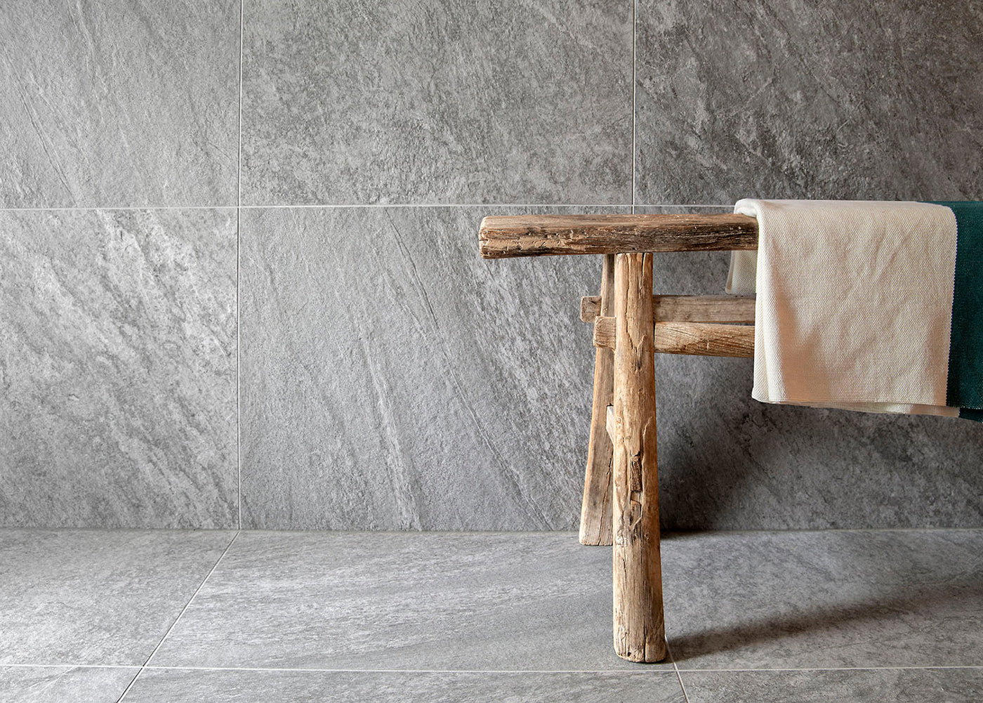 Närbild på klinker som ser ut som sten ifrån Bricmate Quartzit Grey