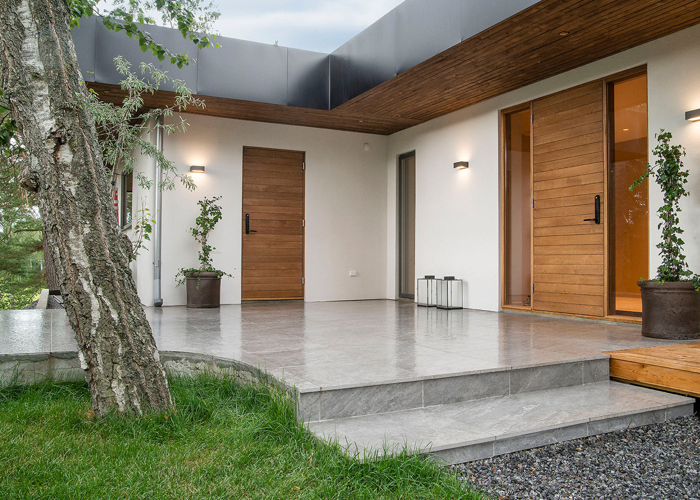 Hus entre med stenliknande grått utomhus klinker ifrån Bricmate Quartzit Grey