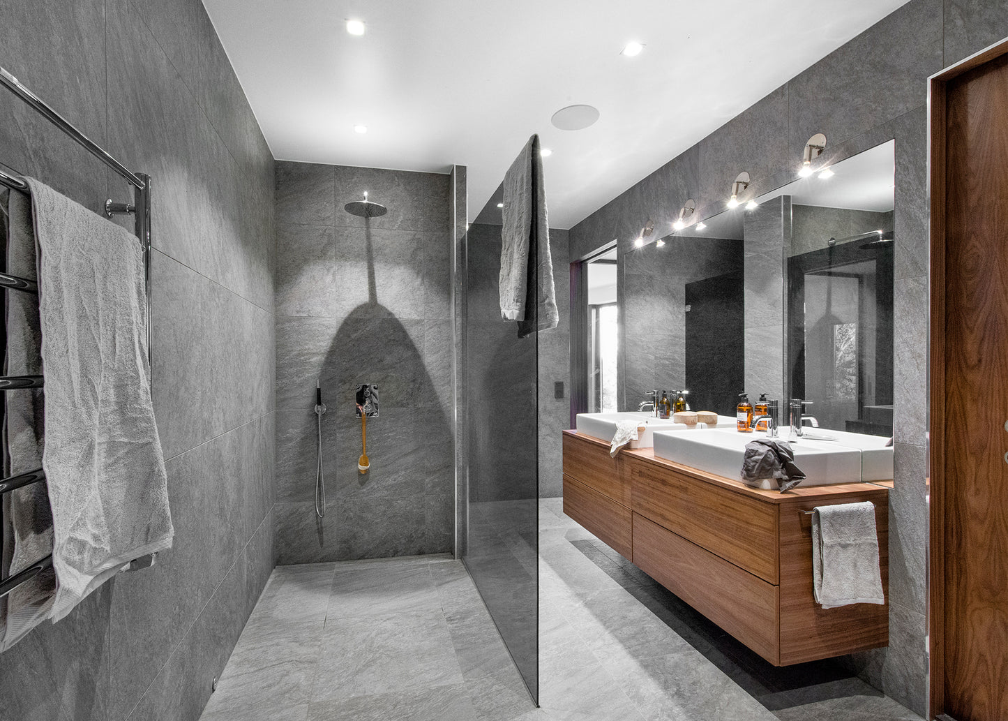 Badrumsinspiration med grått klinker ifrån Bricmate Quartzit Grey