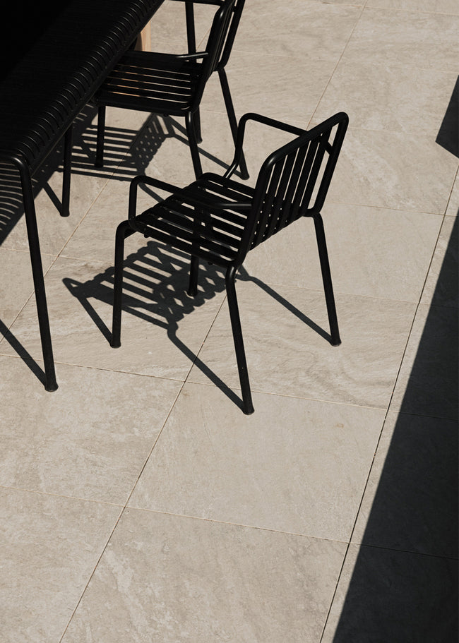 Terass med beige grå utomhus klinker ifrån Bricmate Quartzit Pearl