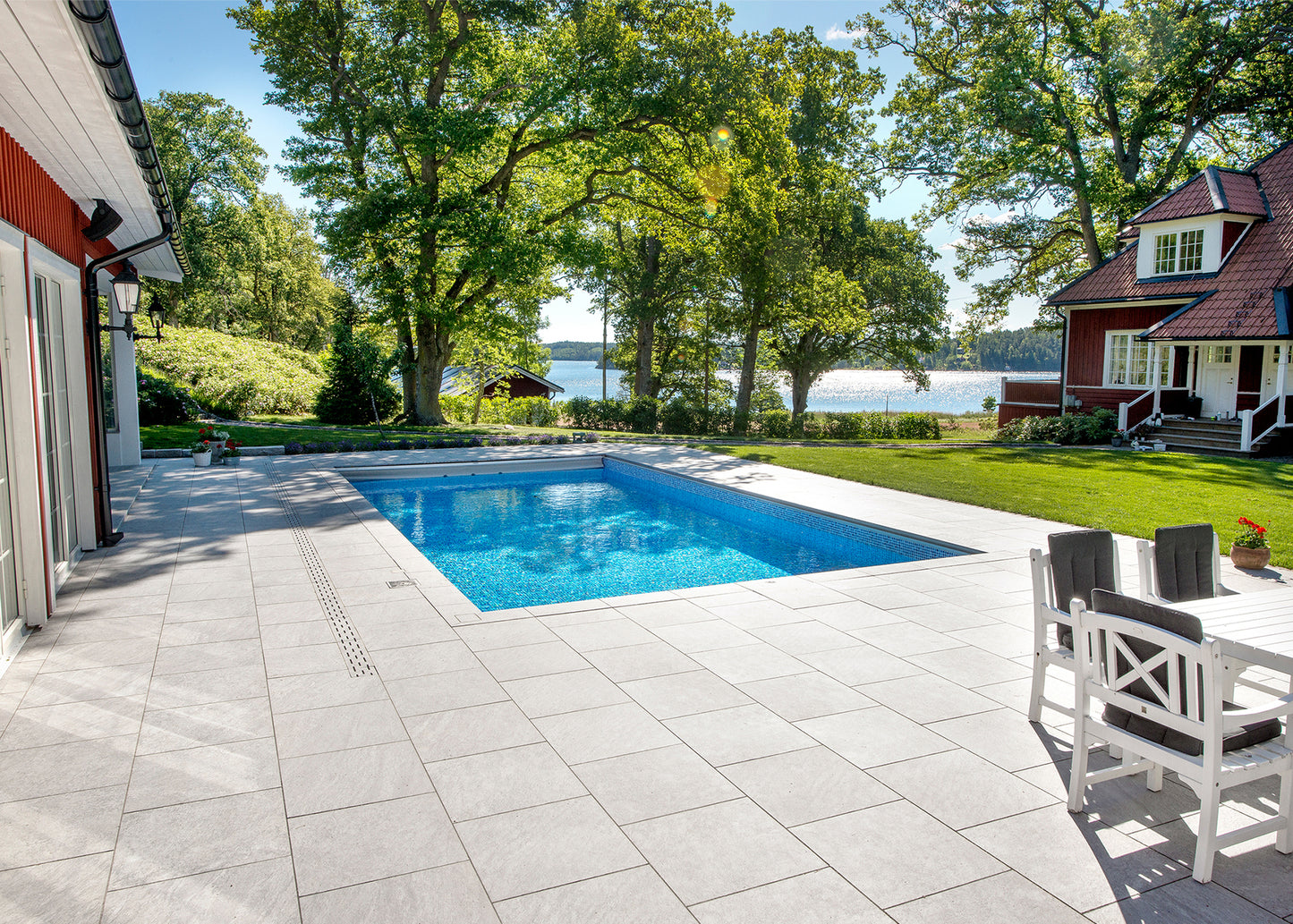 Altan med grå mönstrad stenliknande utomhus klinker ifrån Bricmate Quartzit Grey