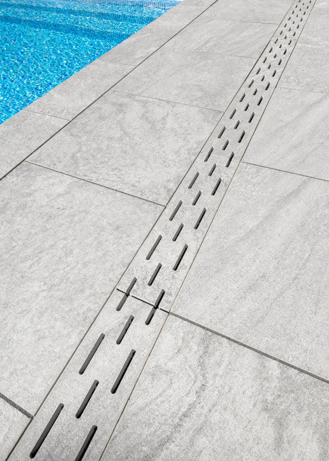 Närbild på utomhus klinker vid poolområde ifrån Bricmate Quartzit Grey