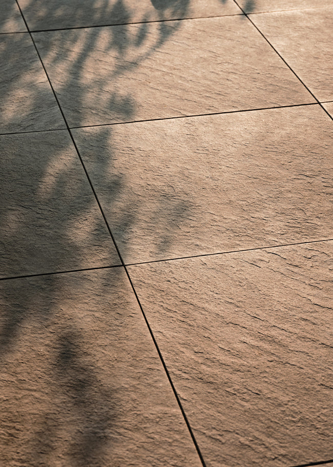 Närbild på beige grå stenliknande utomhus klinker ifrån Bricmate Quartzit Pearl