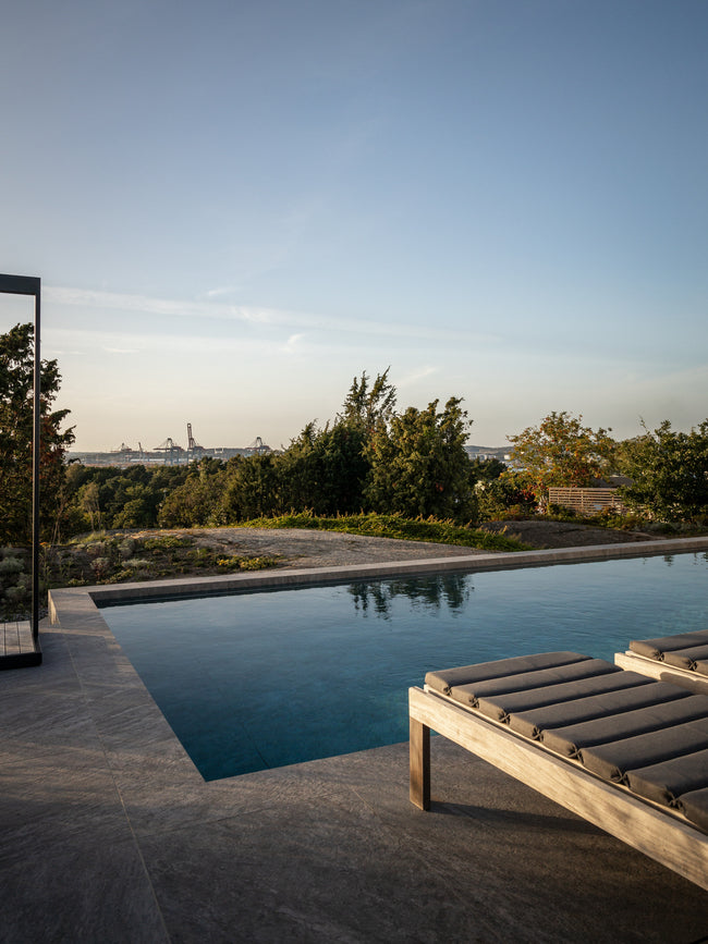 Pool vy med grå mönstrad klinker ifrån Bricmate Quartzit Grey