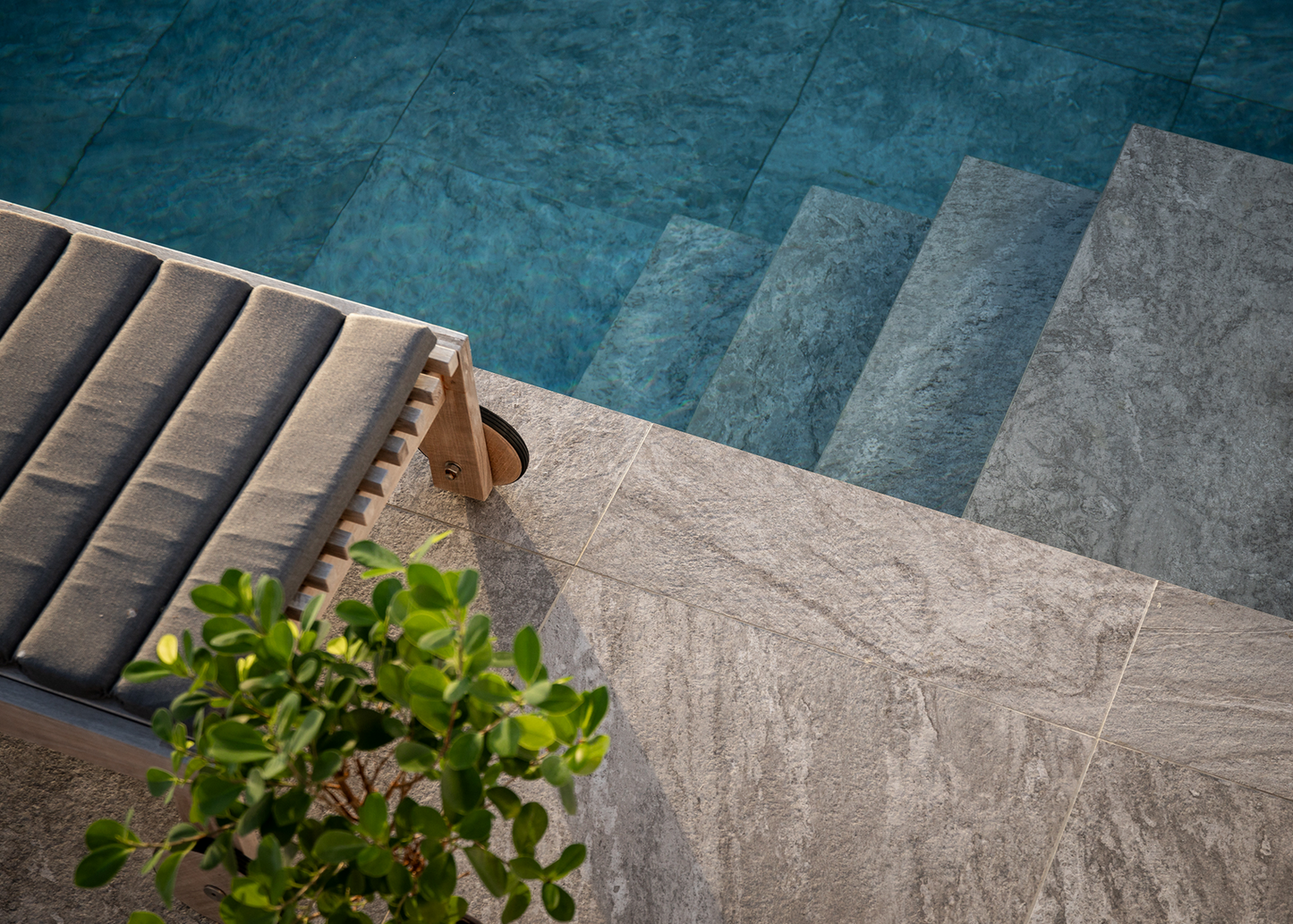 pooltrappa med sten utomhus klinker ifrån Bricmate Quartzit Grey