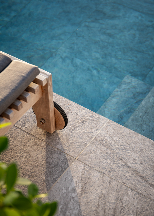 Närbild på stenliknande grå klinker ifrån Bricmate Quartzit Grey