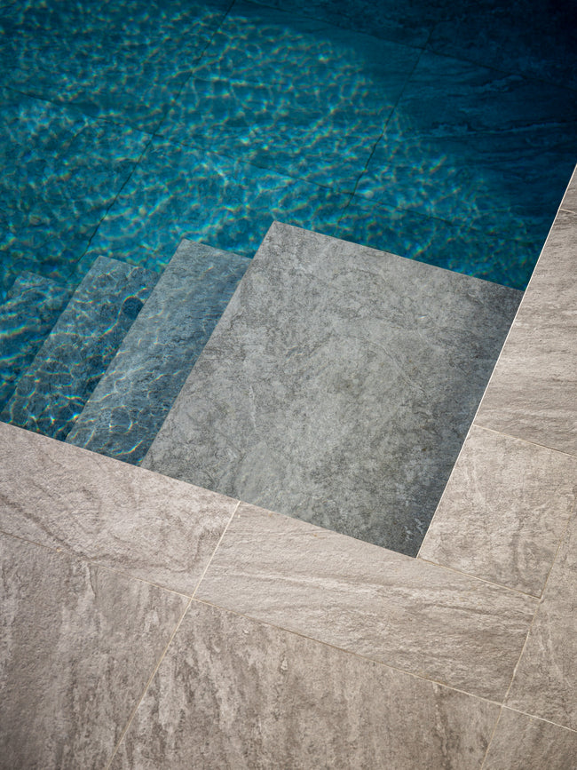 Pooltrappa klädd i grå stenliknande utomhus klinker ifrån Bricmate Quartzit