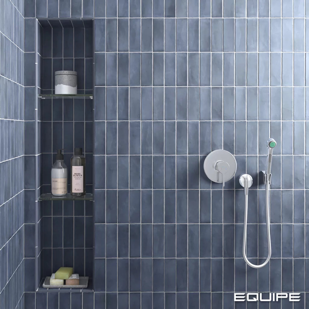 Dusch med blå klinker ifrån Equipe
