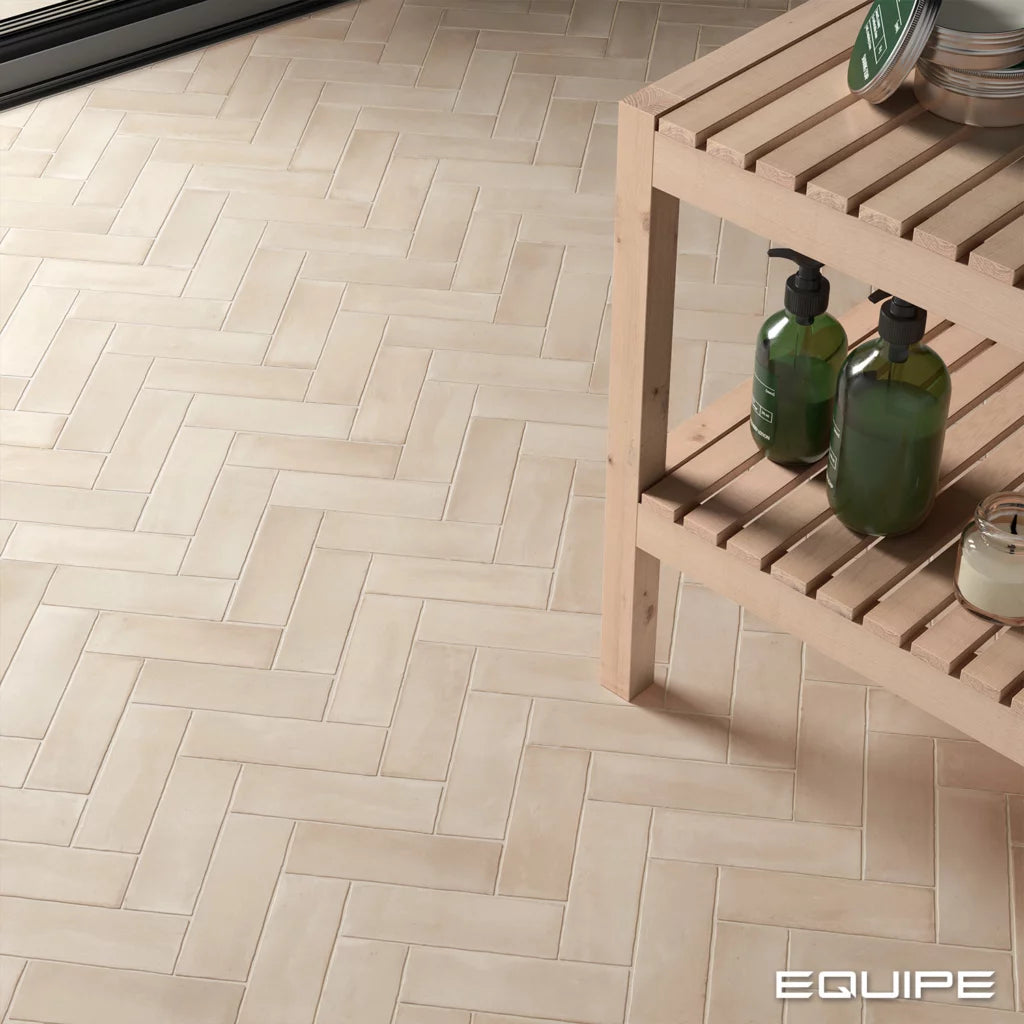 Golv inspiration med beige klinker ifrån Equipe