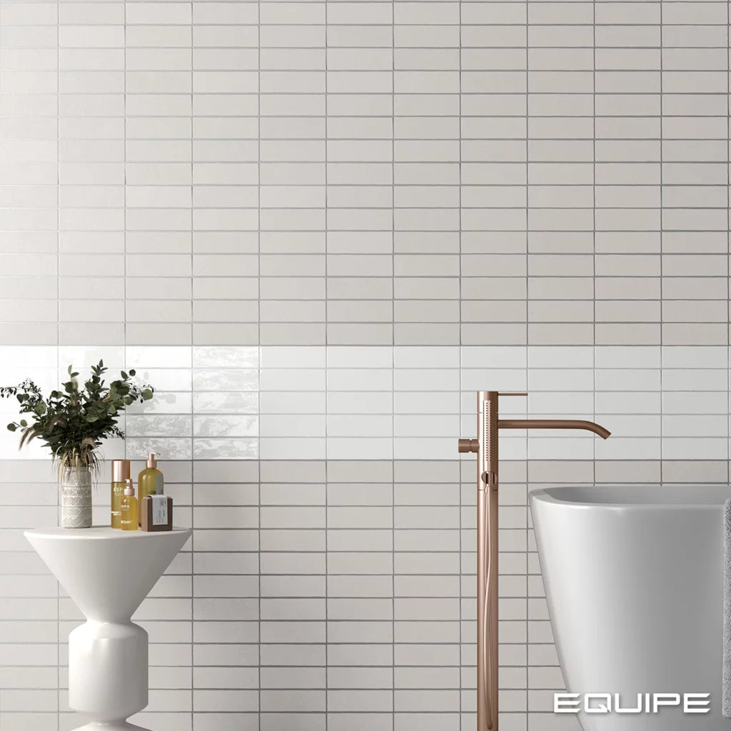Badrumsvägg med grått klinker ifrån Equipe