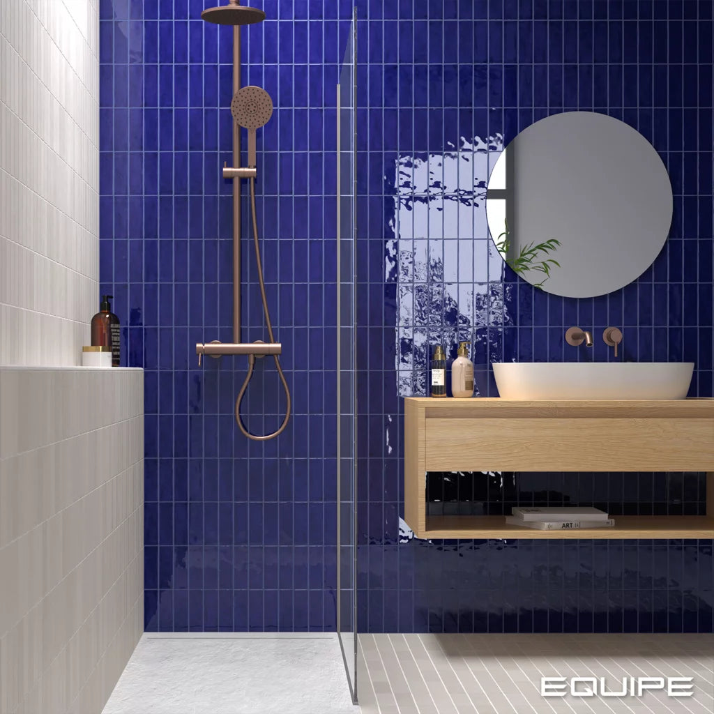 Badrumsinspiration med blått kakel ifrån Equipe