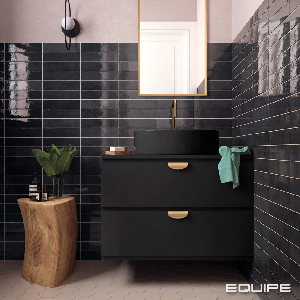 Svart kakel i badrum ifrån Equipe