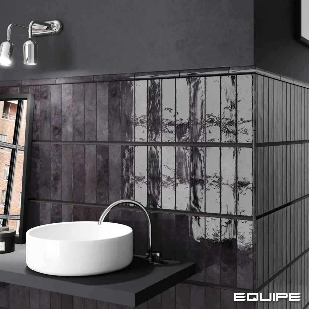 Badrum inspiration med svart kakel ifrån Equipe