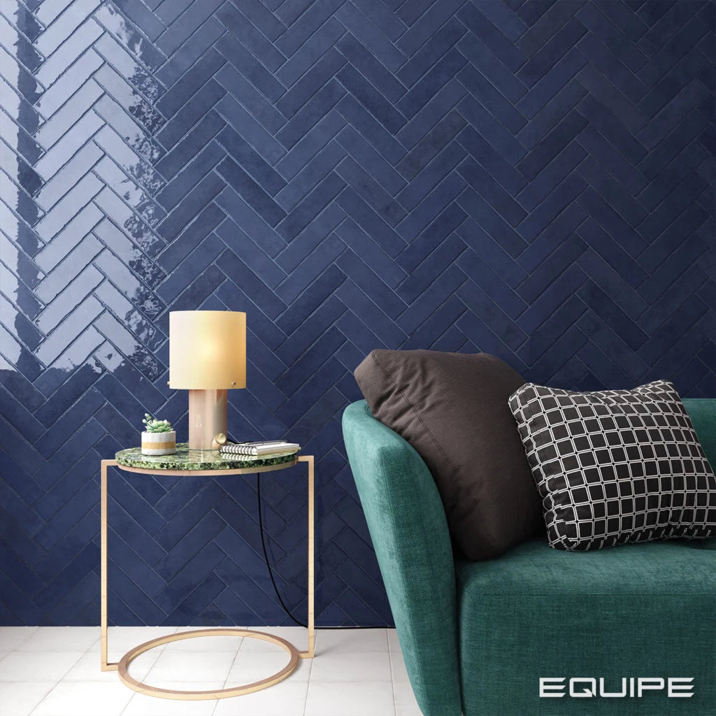 Vardagsrum inspiration med mörkblå kakel ifrån Equipe