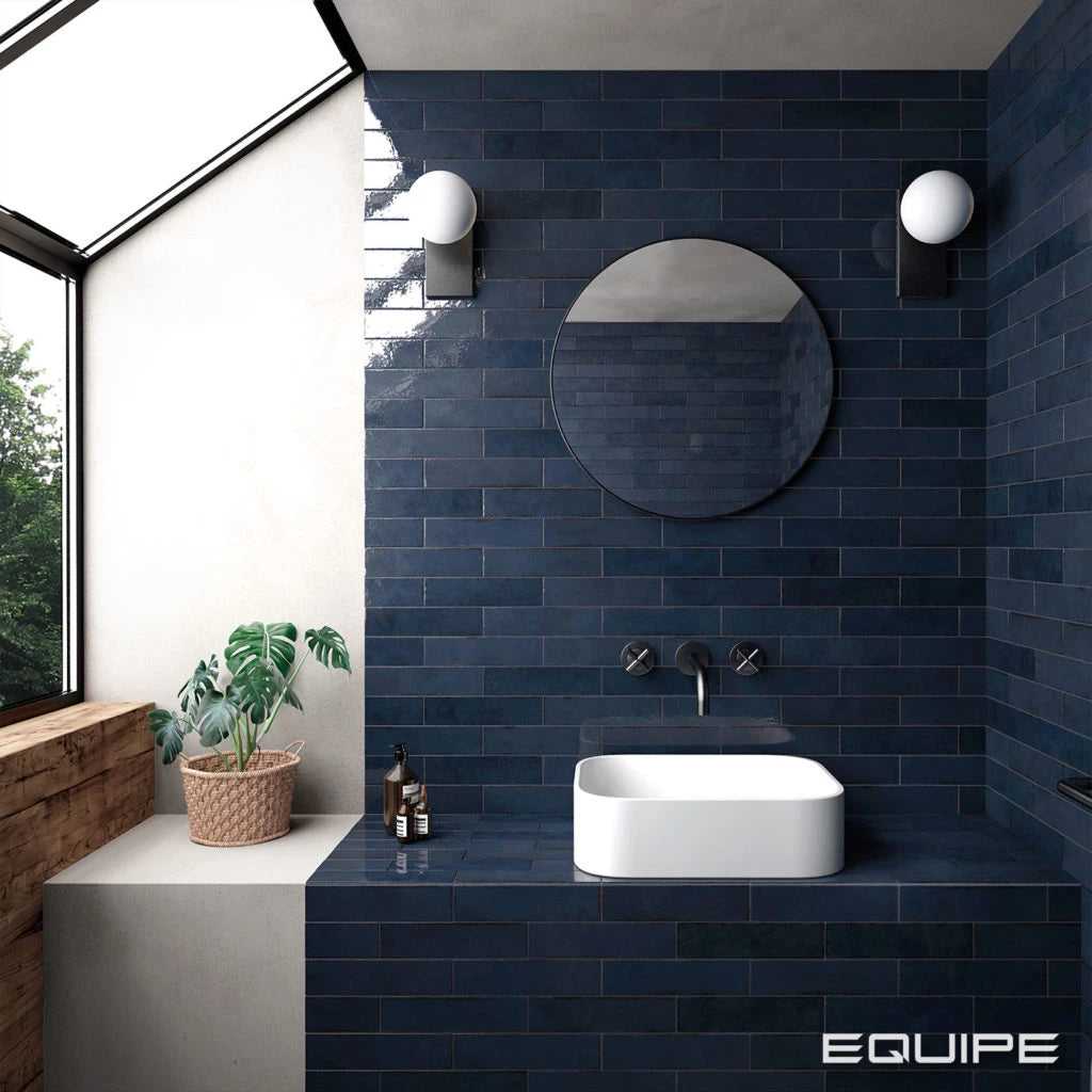Badrum inspiration med mörkblå kakel ifrån Equipe