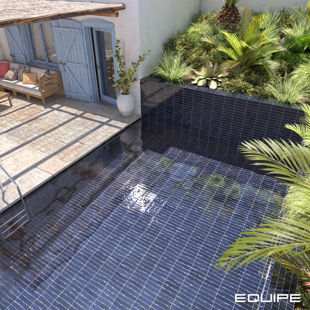 Poolinspiration med mörkblå kakel ifrån Equipe