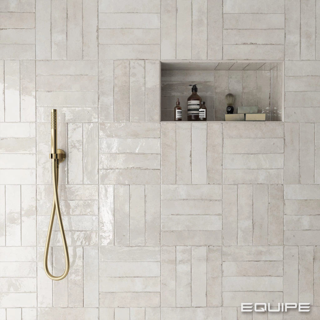 Dusch inspiration med beige kakel ifrån Equipe