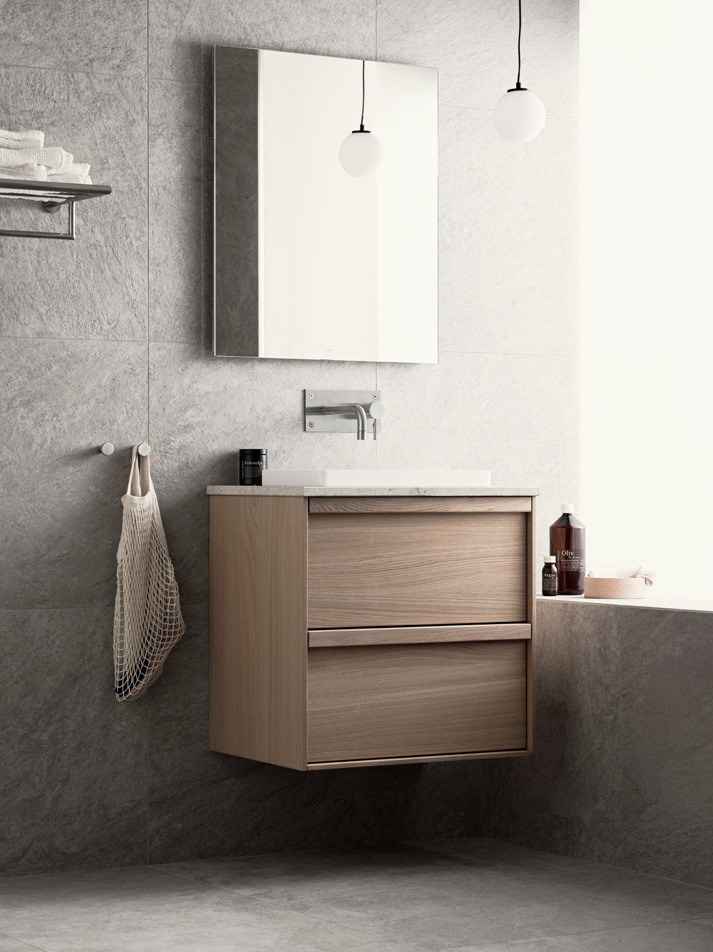 Handfat kommod med grå beige klinker på vägg och golv ifrån Bricmate Quartzit Pearl