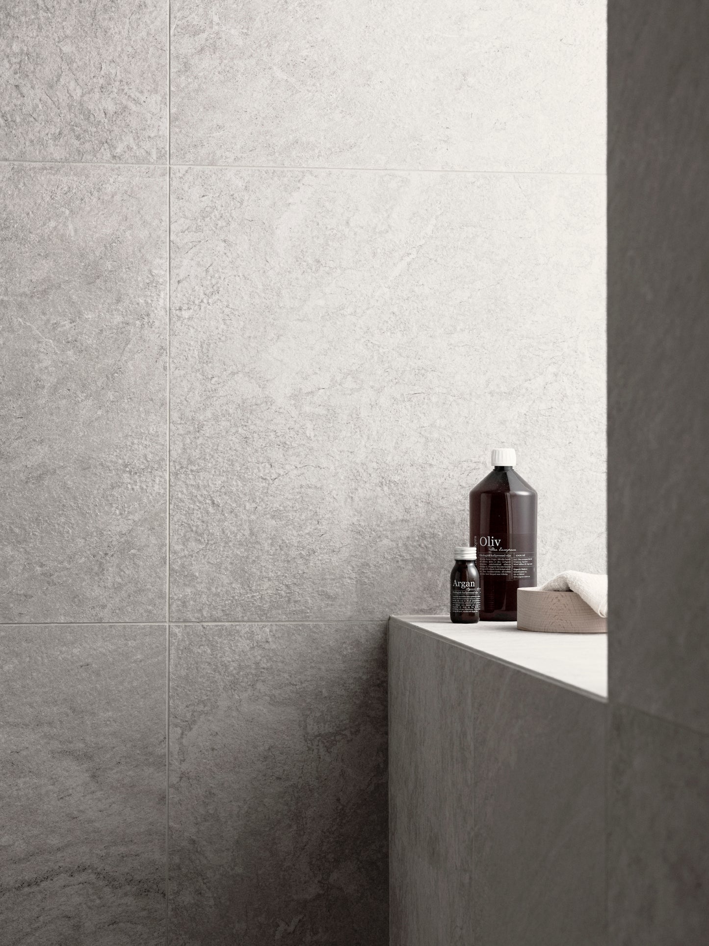 Närbild på grå beige mönstrad klinker ifrån Bricmate Quartzit Pearl