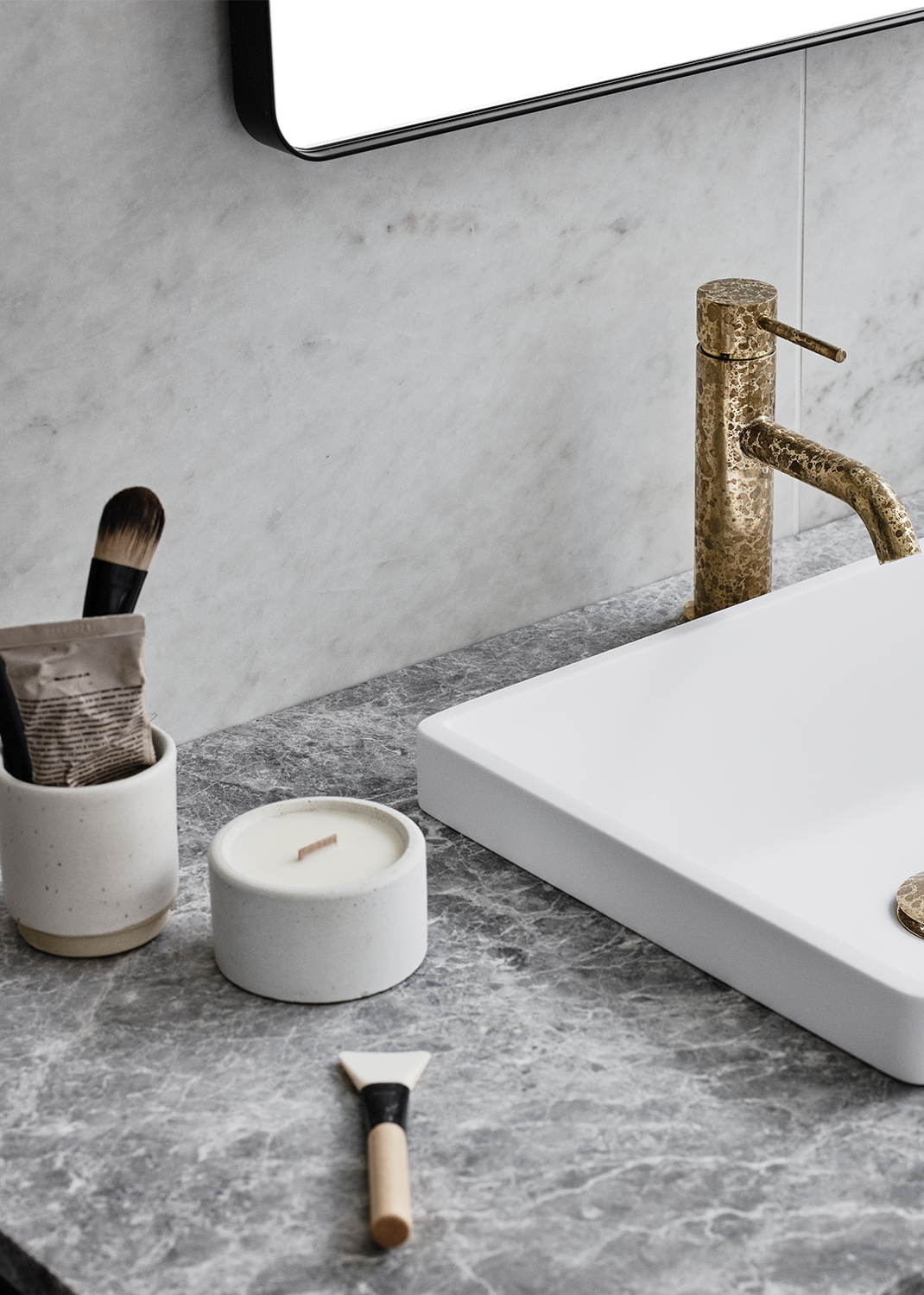 Handfat kommod med marmor klinker från Bricmate