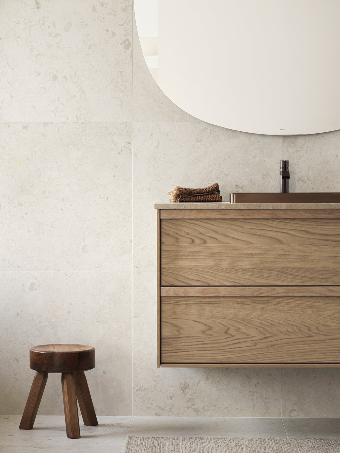 Badrum med 60x60 beige klinker ifrån Bricmate Norrvange Ivory