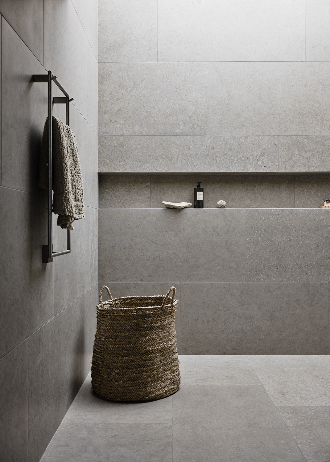 Handduks hängare med ljusgrå mönstrad klinker ifrån Bricmate Runö Light Grey