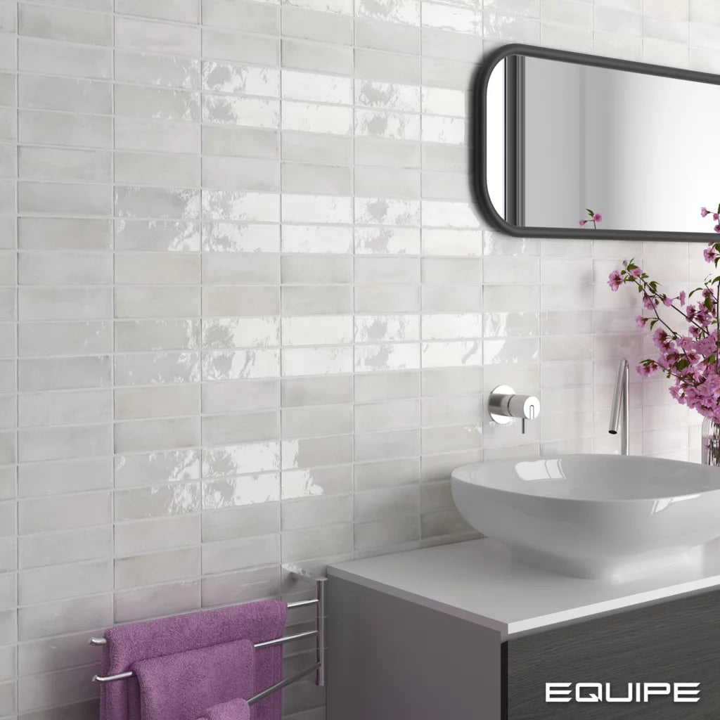 Badrums inspiration med vitt kakel ifrån Equipe