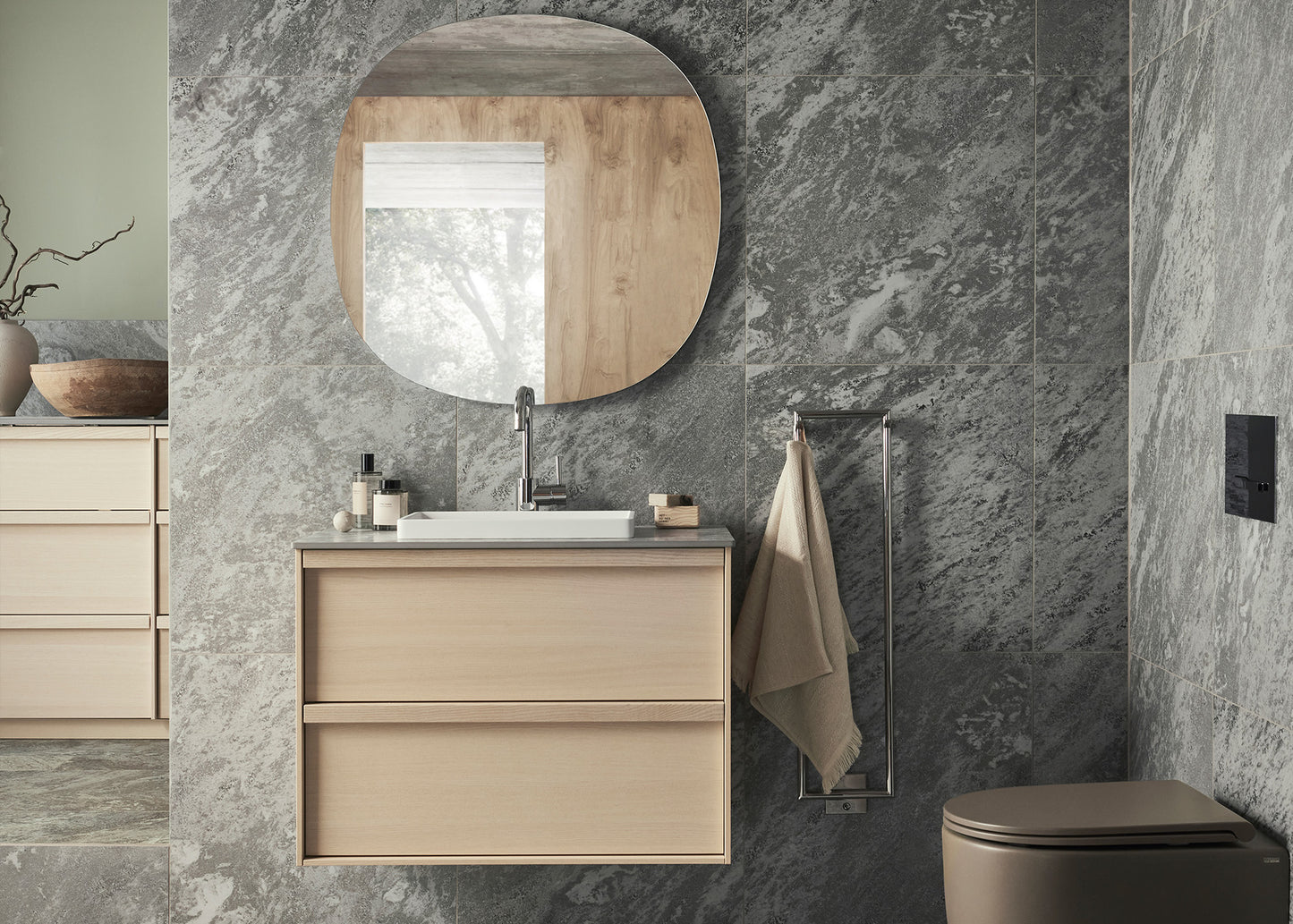Badrum klädd i 60x60 klinker ifrån Bricmate Kolmården Light