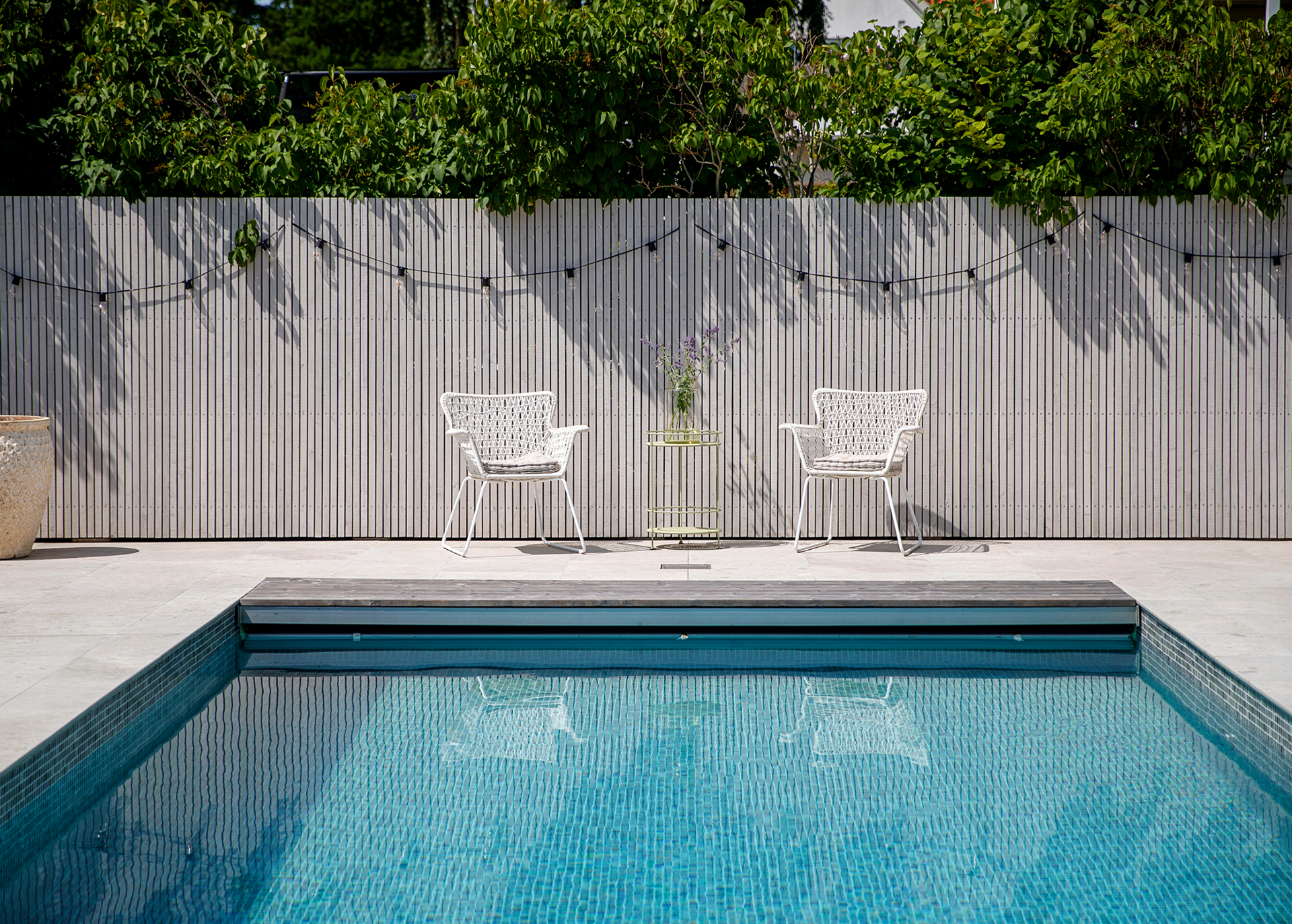 Inspirationsbild på pool med ljusgrå klinker runt om ifrån Bricmate Norrvange