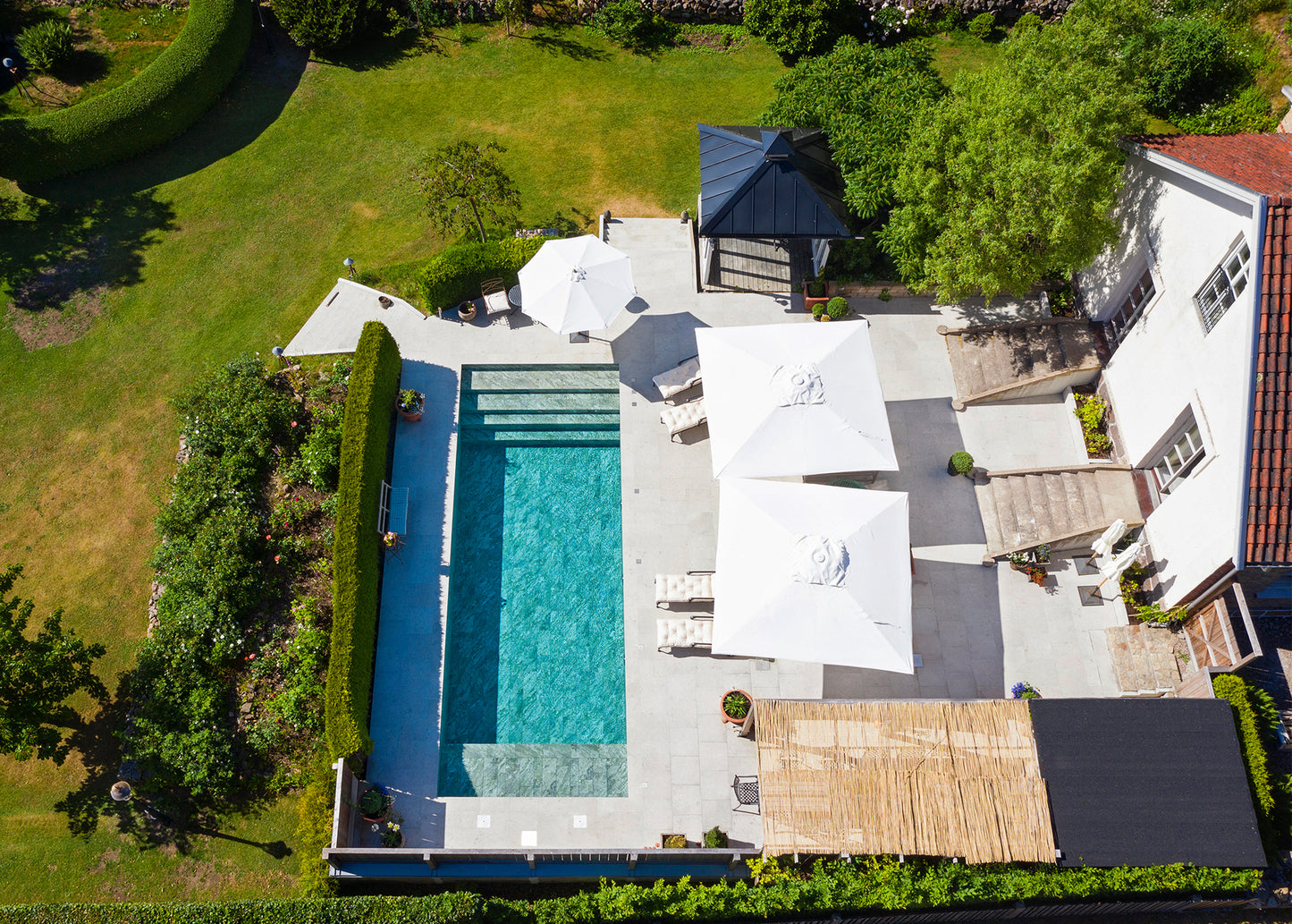 Ut zoomad bild på uteplats med ljusgrå klinker ifrån Bricmate Norrvange Light Grey Utomhus klinker