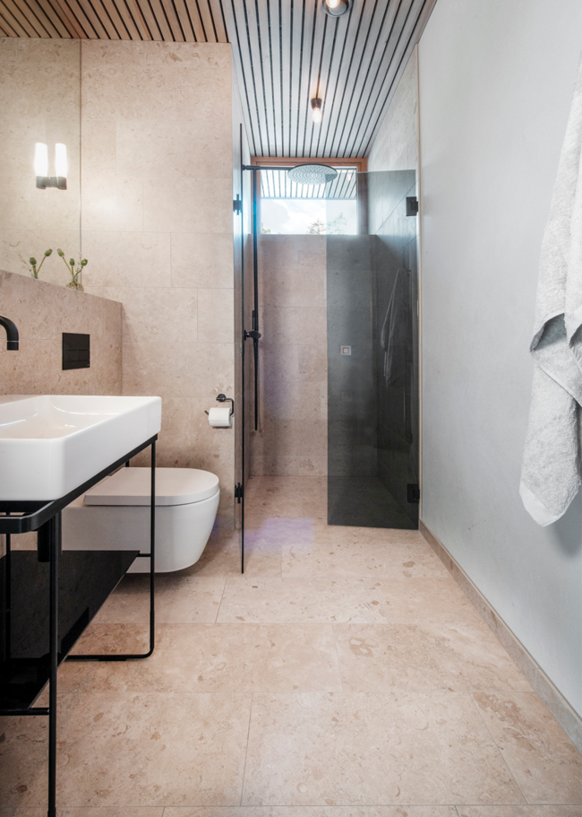 Badrum klädd i beige klinker ifrån Bricmate Norvange Beige