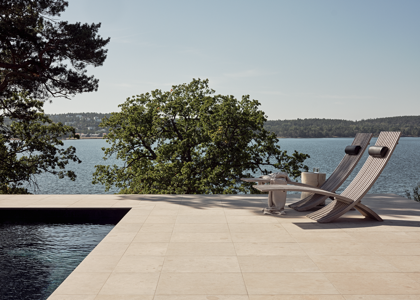 Poolområde med kallbeige klinker ifrån Bricmate Norvange Beige Klinker
