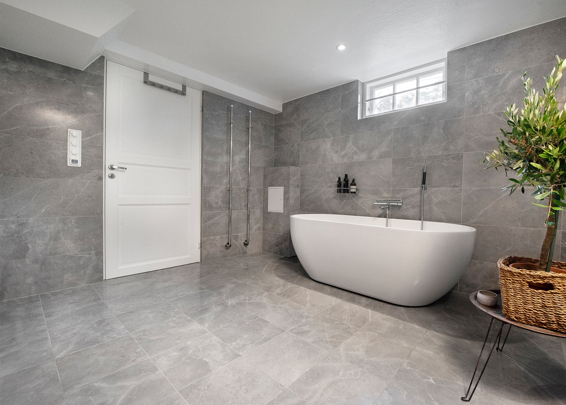 Stort badrum med grå marmor inspirerad klinker från Bricmate Grey Fleury Honed