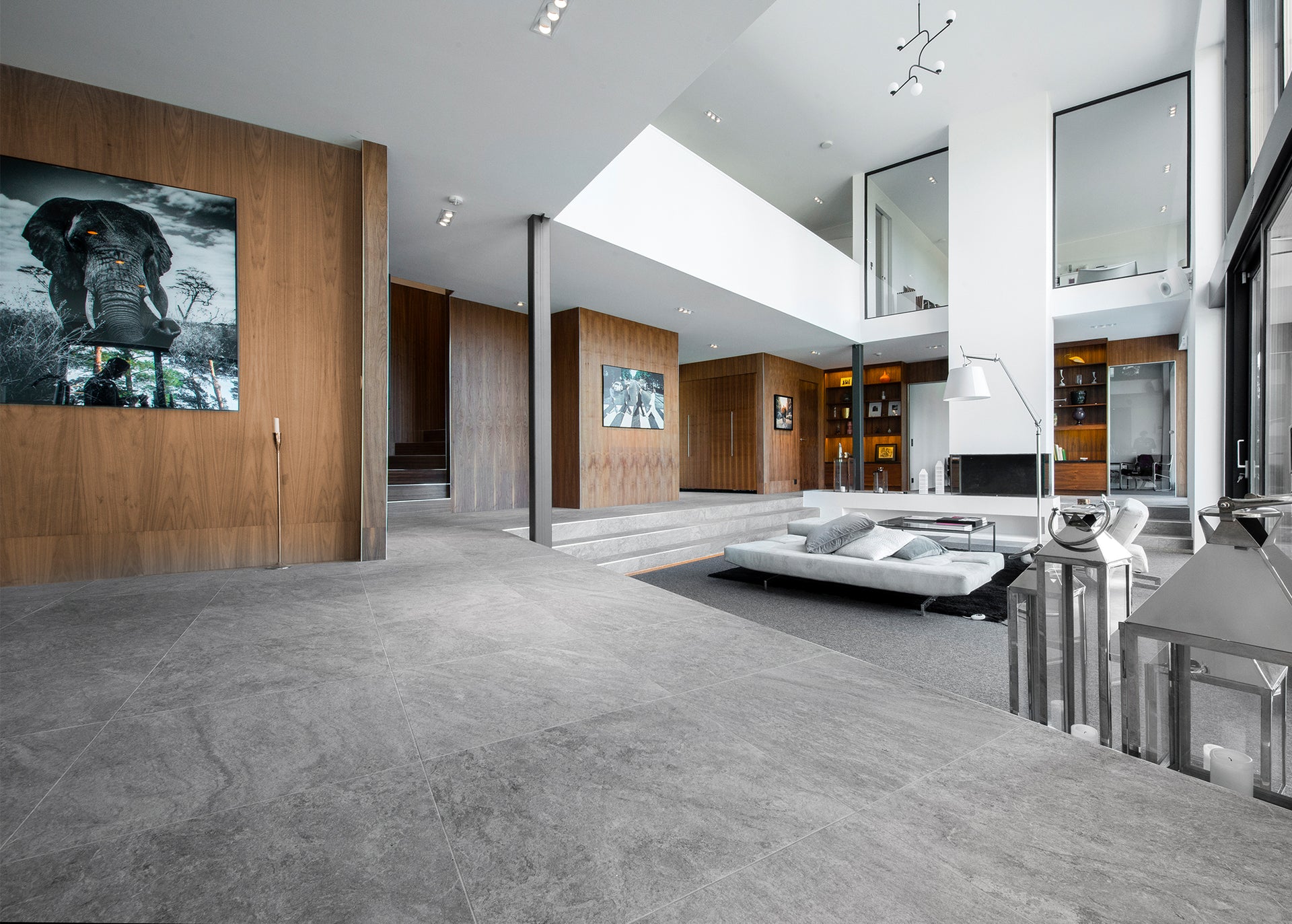 Vardagsrum med 60x60 grått stenliknande klinker ifrån Bricmate Quartzit
