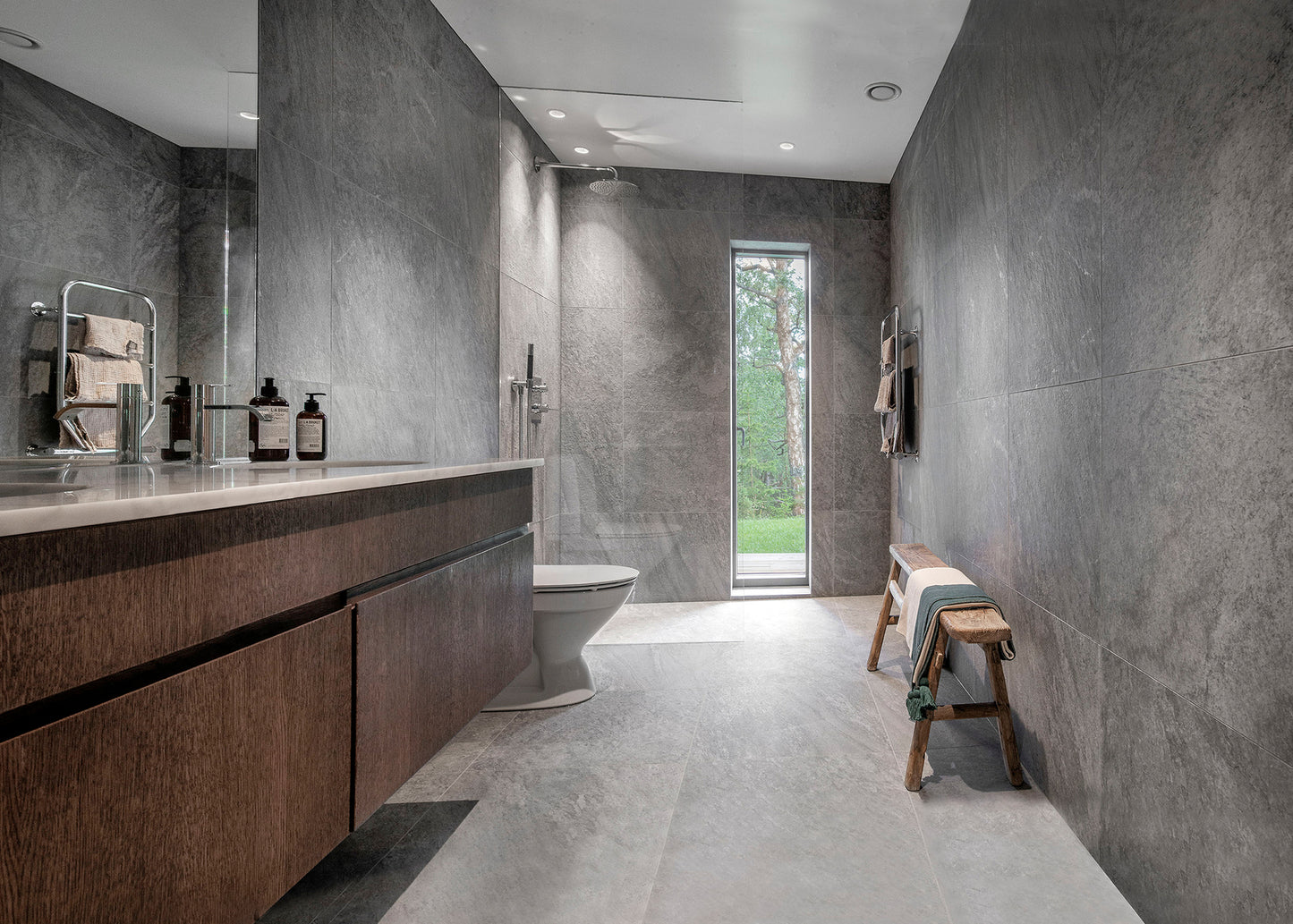 Modernt badrum men grått stenliknande klinker ifrån Bricmate Quartzit 