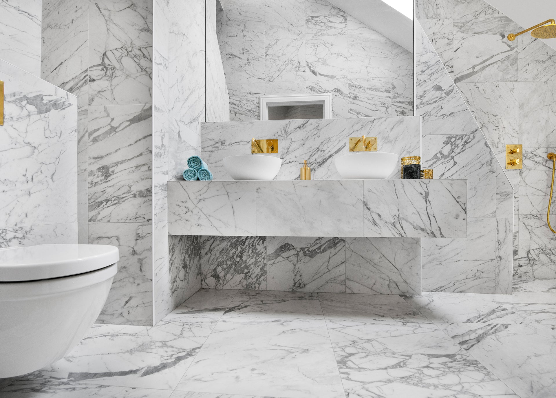Badrum med vit grå marmorerad klinker ifrån Bricmate Statuario Honed