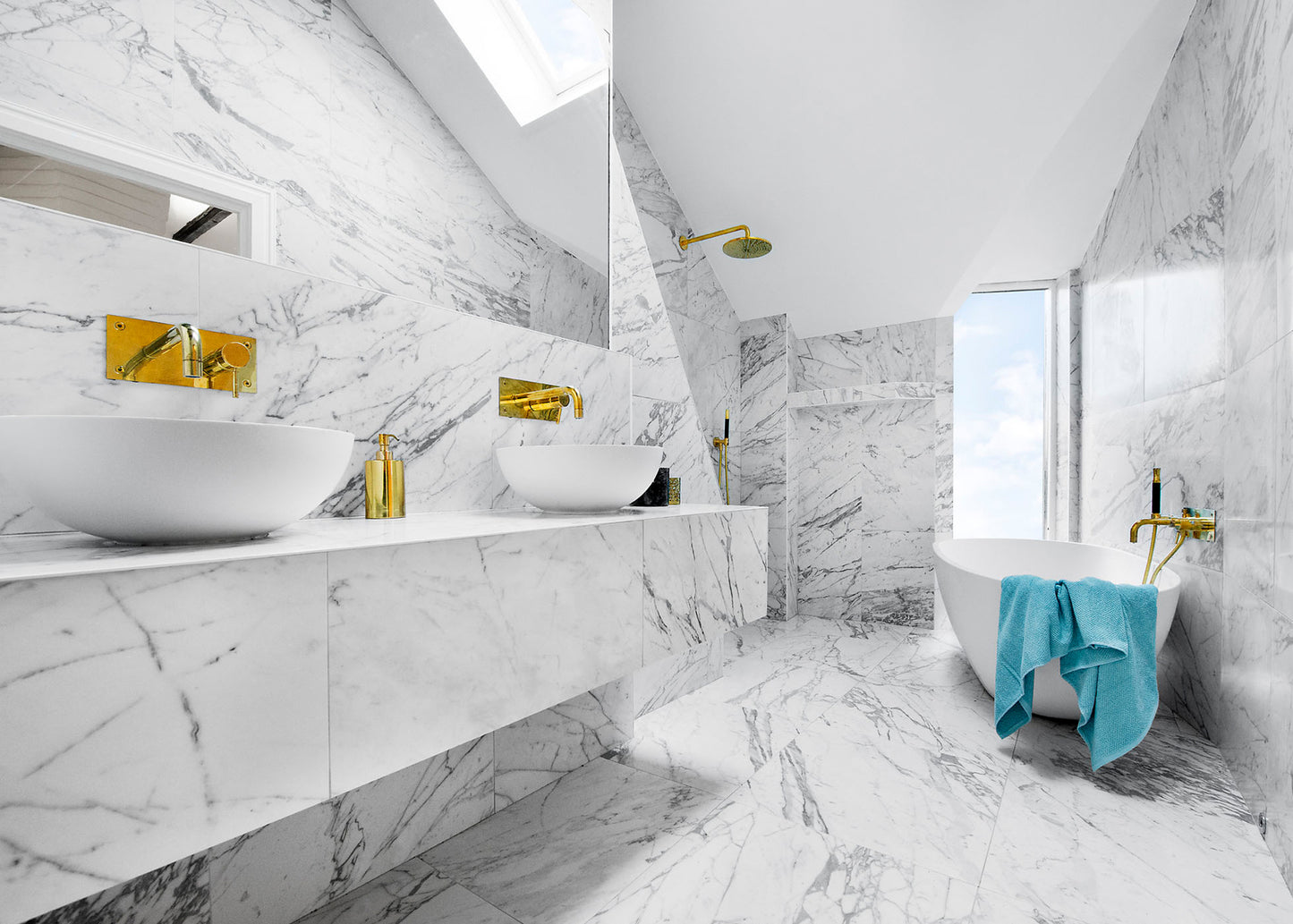 Inspirationsbadrum med marmor klinker ifrån Bricmate Statuario Honed