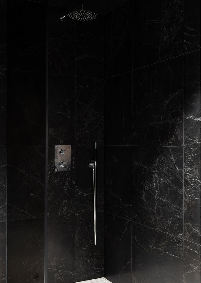 Bild på svart marmorerad klinker dusch ifrån Bricmate 