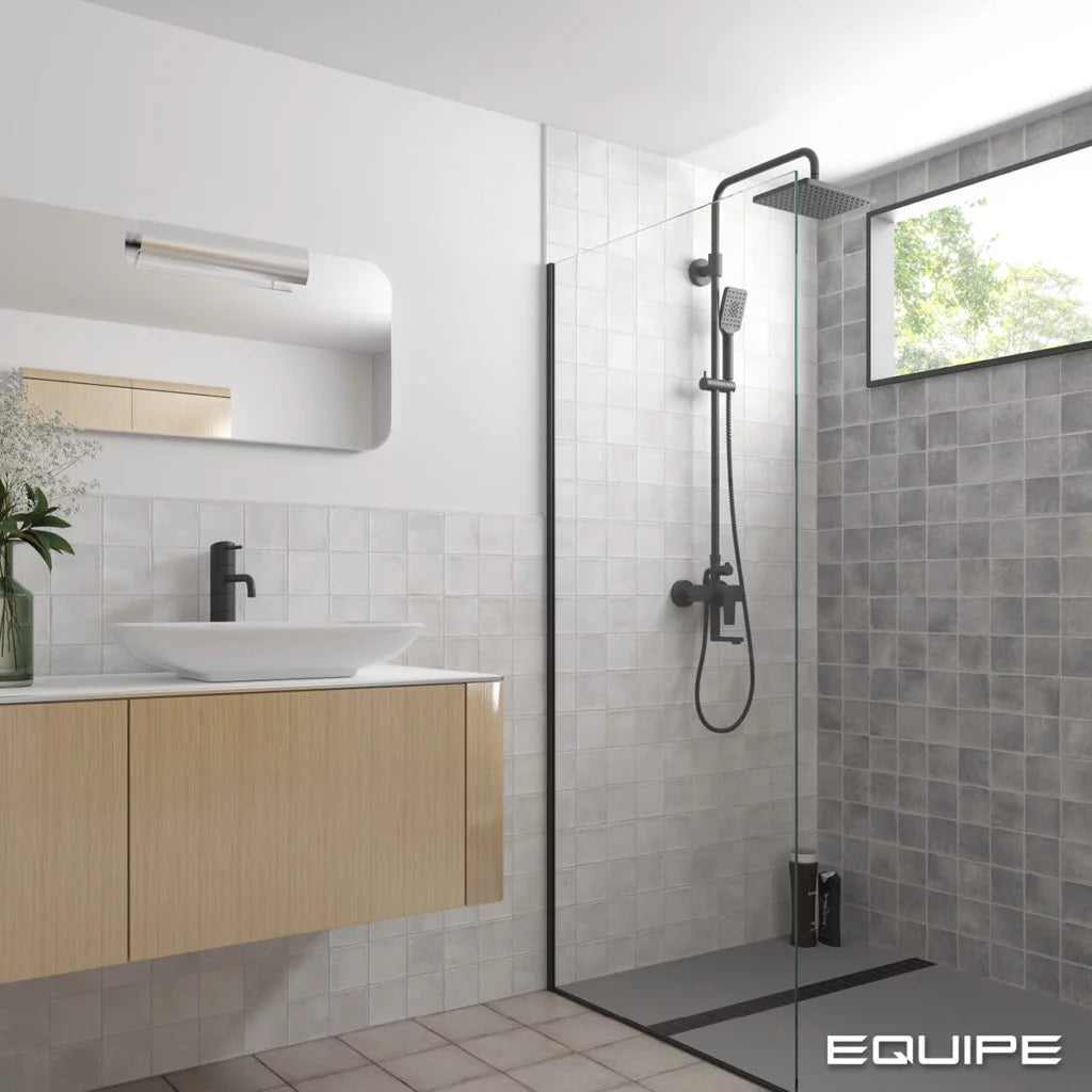 Dusch vägg med grått klinker ifrån Equipe