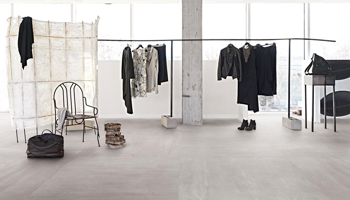 garderob inspiration med grått klinker på golv ifrån Provenza