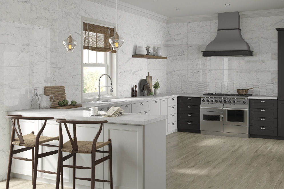 Kök med blank vitgrå carrara marmor klinker ifrån Vita Blank