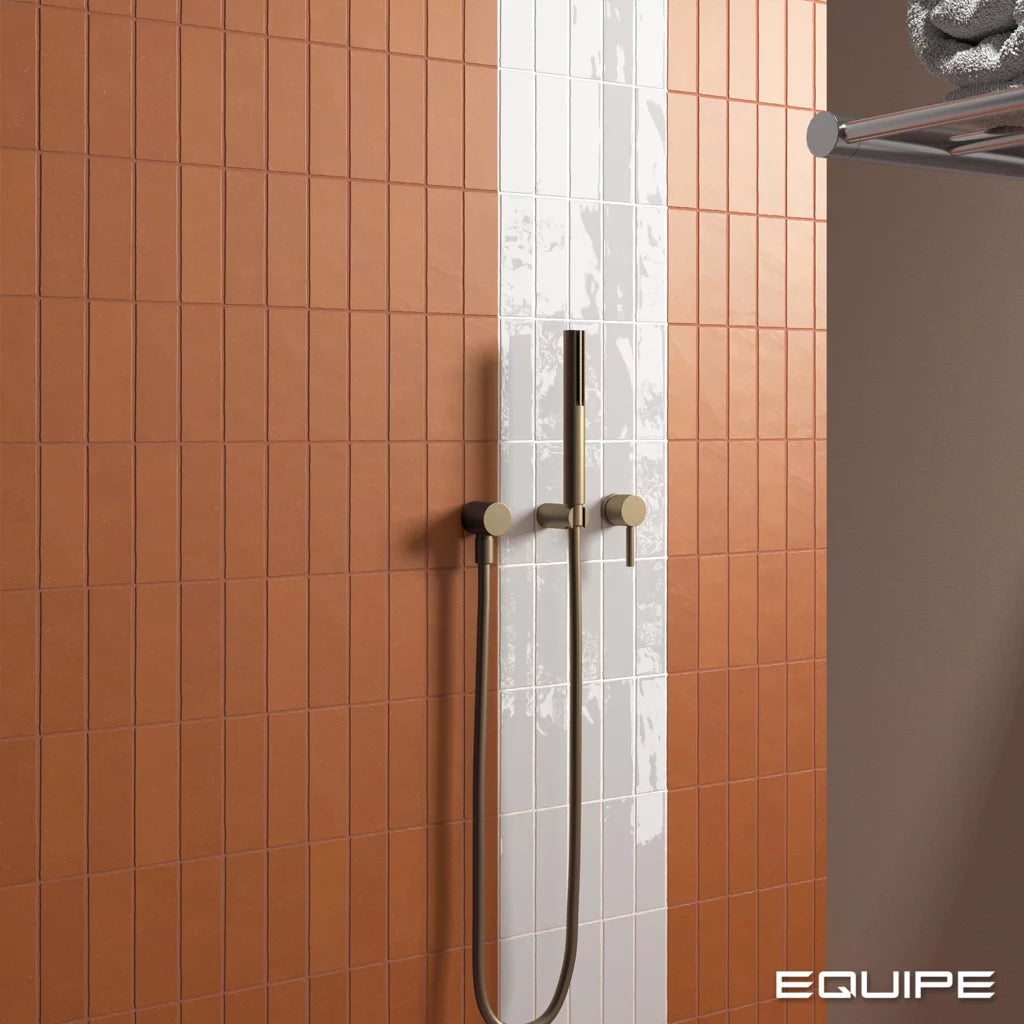 Inspirations dusch med vitt kakel ifrån Equipe