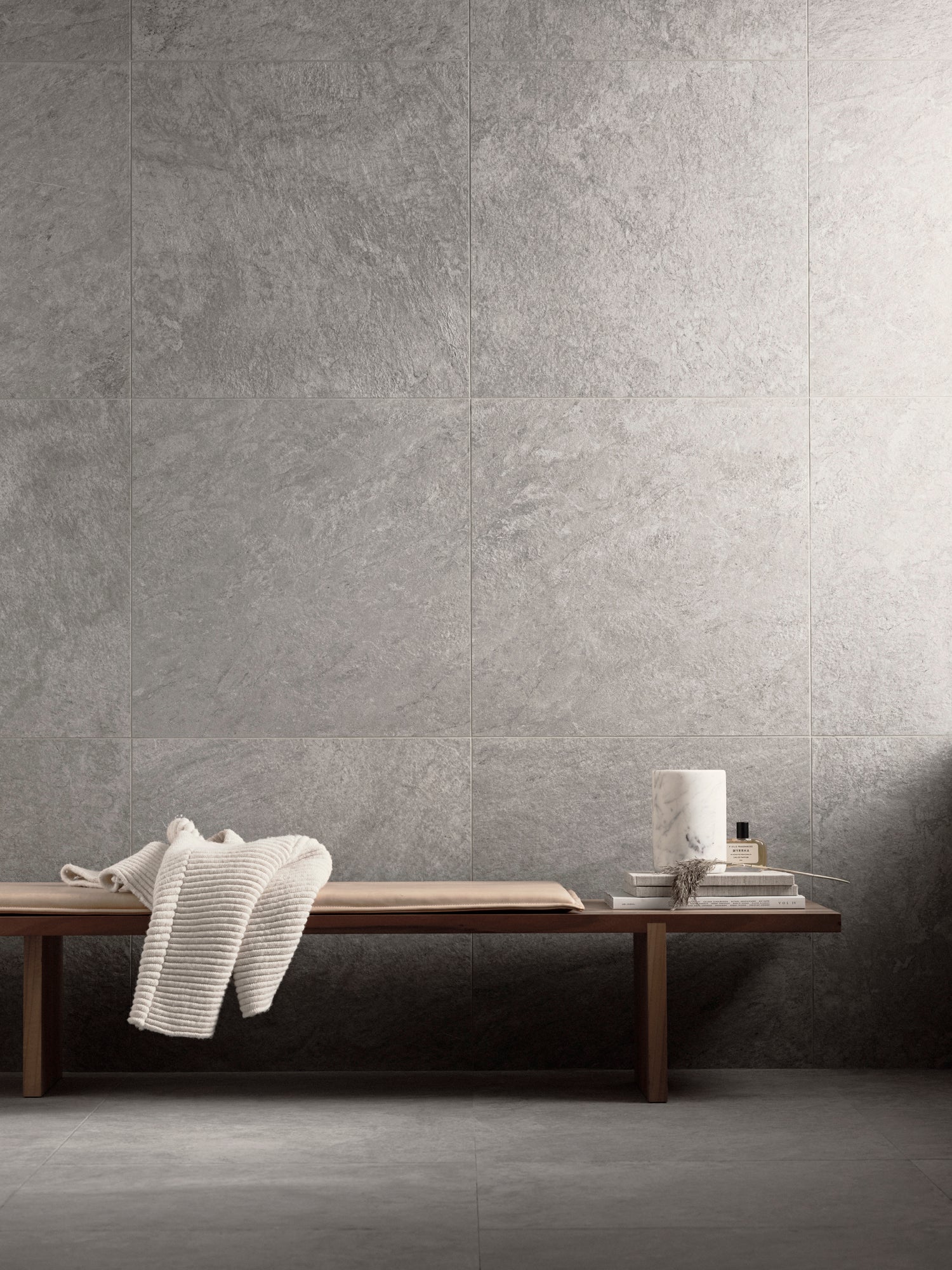 Bild på 60x60 beige grå klinker i badrum från Bricmate Quartzit Pearl