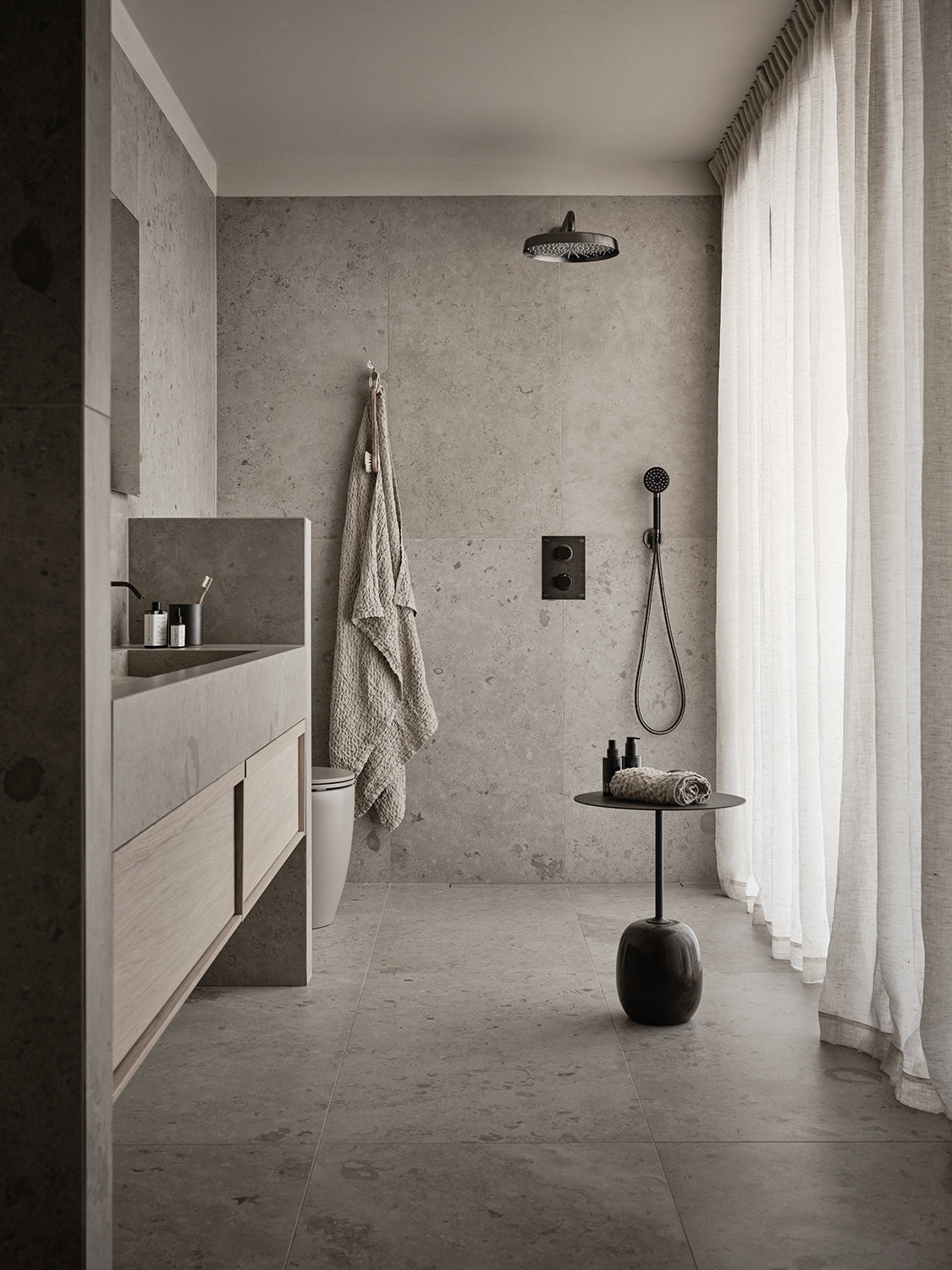 Badrumsinspiration där golv och vägg är ifrån Bricmate Norrvange Light Grey klinker