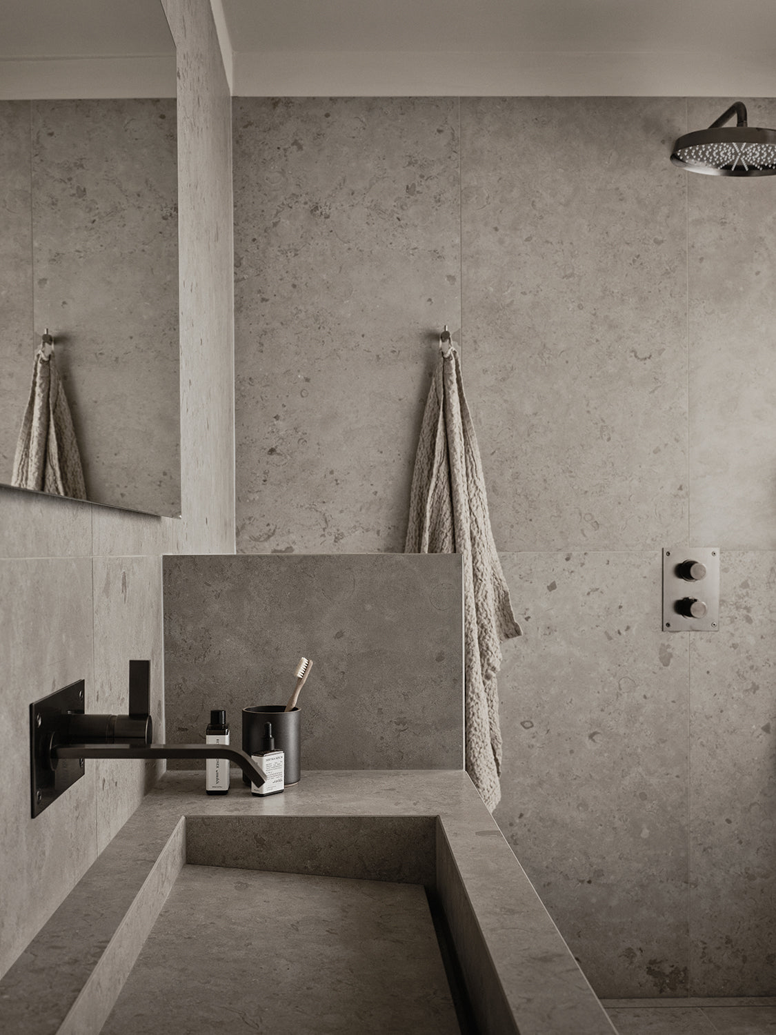 Närbild på grå beige klinker ifrån Bricmate Norrvange