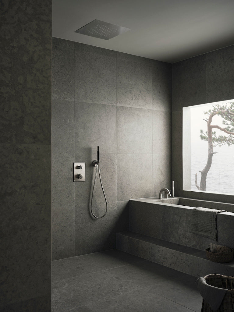 Modern dusch där vägg och golv har varm grå mönstrad klinker ifrån Bricmate Runö