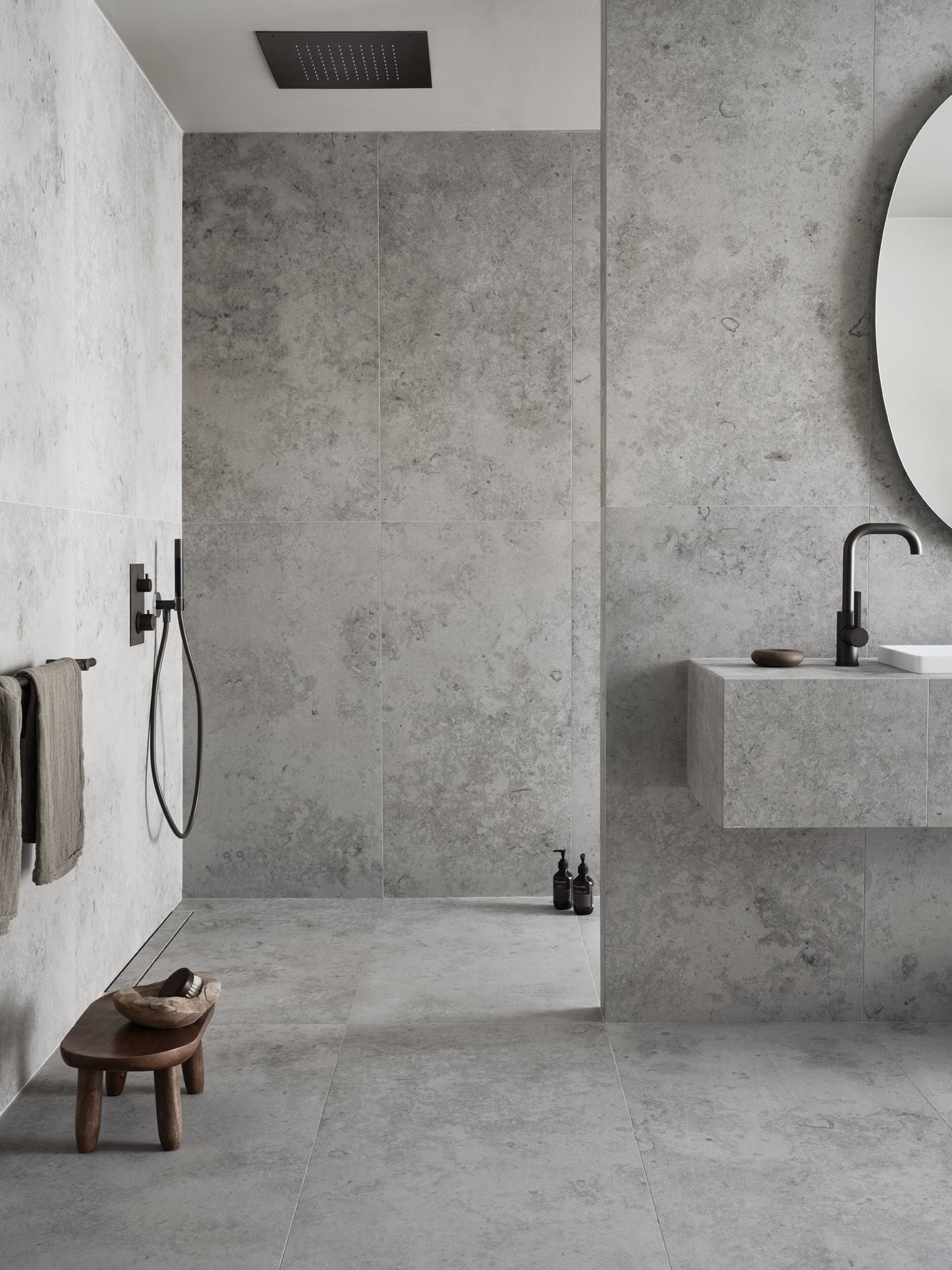 Lyxig dusch med Bricmate Jura Select Grey klinker på golv och vägg