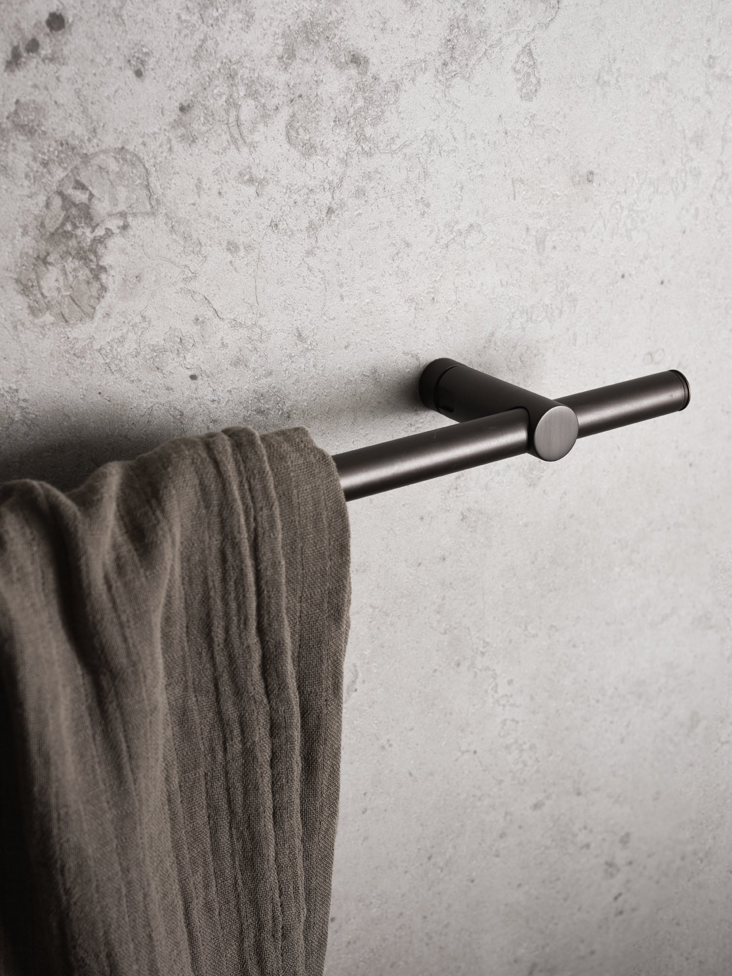 Handdukstork med Bricmate Jura Select grey klinker på vägg