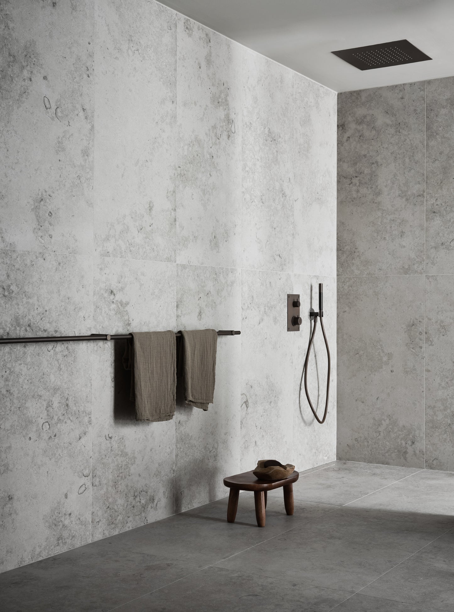 Modern dusch med grått klinker ifrån Bricmate Jura Select Grey 